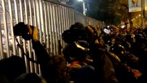 Manifestantes fuerzan un acceso del Camp Nou y Mossos los dispersan
