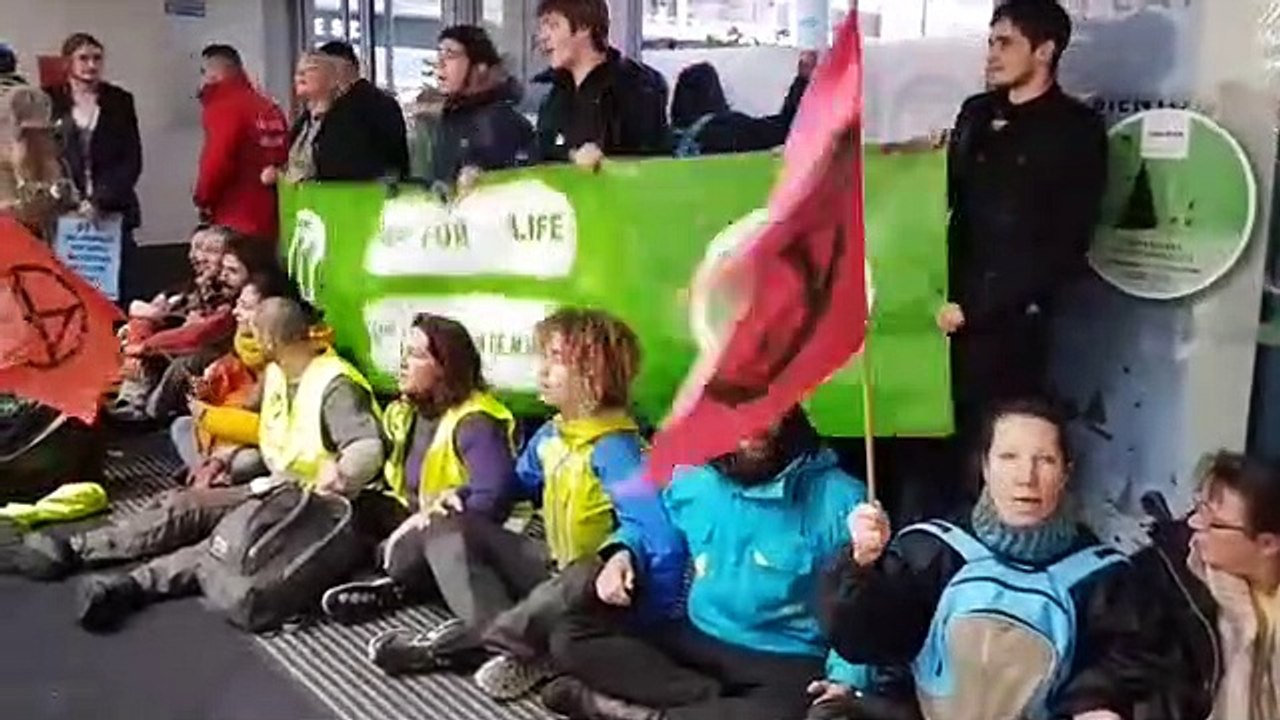 Annecy : Extinction-Rebellion bloque le centre commercial Courier