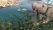 Mersin'de hava sıcaklığı 18 dereceyi buldu, vatandaşlar denize girdi