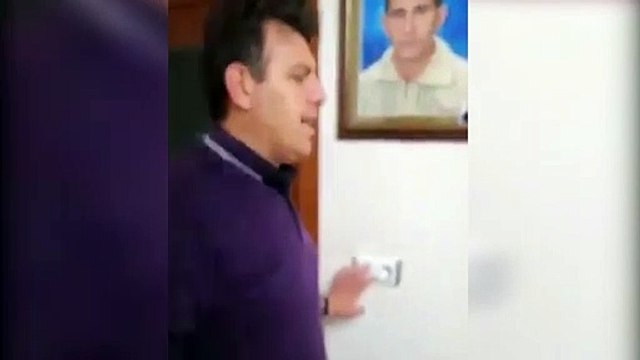 İşitme ve konuşma engelli oğlu Ahmet Kısa, annesinin serbest bırakılması için her gün ışık açma-kapatma eylemi yapıyor