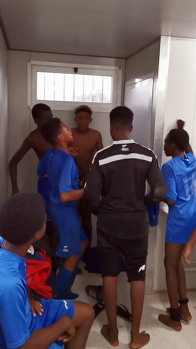 Dans l'intimité du vestiaire des u15 délégations , a la fin du match les opposants au gosérien  de l'AS GOSIER , a Saint Felix §§§