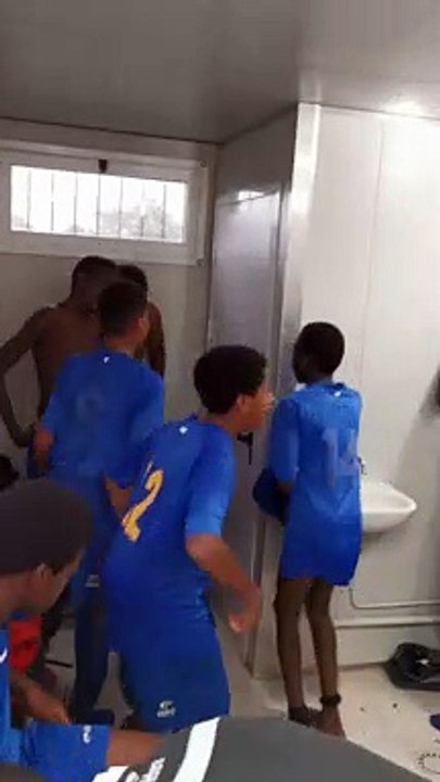 Dans l'intimité du vestiaire des u15 délégations , a la fin du match les opposants au gosérien  de l'AS GOSIER , a Saint Felix  !!! JSA L 'ESPRIT D'EQUIPE !!