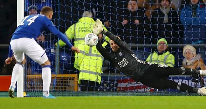 Cenk Tosun kaçırdı, Everton elendi