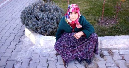 Bir haftada eşini kanserden kaybetti, evi yandı, 78 yaşında yarı felç sokakta kaldı