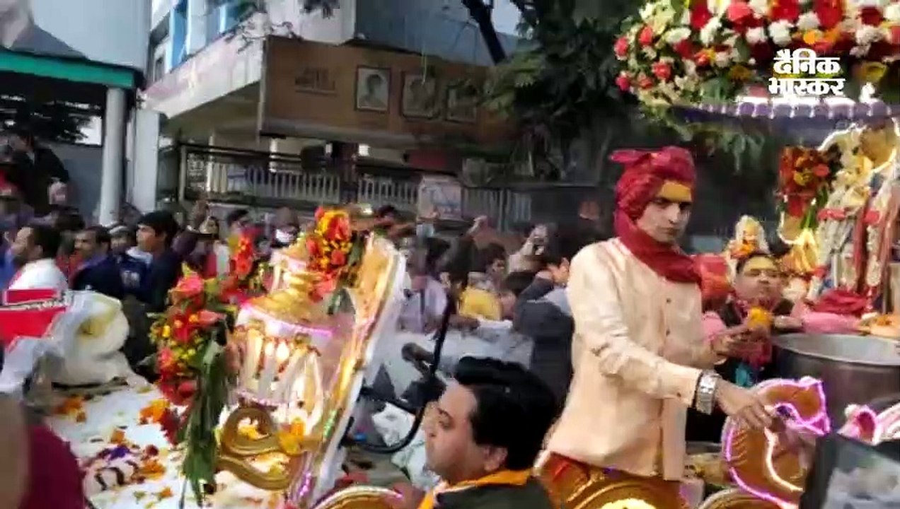 चांदी के रथ में सवार होकर भ्रमण पर निकले रणजीत बाबा, दर्शन को उमड़े भक्त, बरसाए फूल
