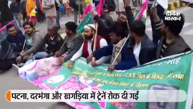 एनआरसी और नागरिकता कानून के खिलाफ सड़क पर उतरे वामदल कार्यकर्ता, जगह-जगह ट्रेनें रोकी