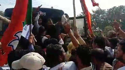 प्रदर्शन करने वाले भाजयुमो कार्यकर्ताओं को पुलिस ने किया गिरफ्तार