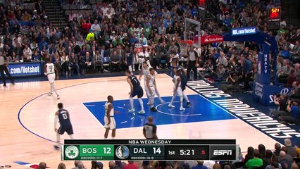 Video herunterladen: Walker drops 32 as Celtics beat the Mavs