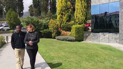 Un niño camerunés mejora su visión gracias a la Fundación Fernández-Vega