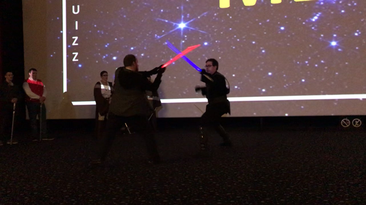 Combat de sabre laser avant la projection de Star Wars IX
