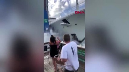 Süper yat yanı başlarında köprüye çarptı, onlar istifini bozmadı