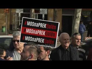 "Mos ma prek fjalën!" Gazetarët protestë para Kuvendit: Tërhiq paketën antishpifje