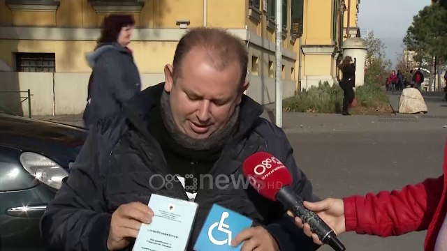 Ora News - Parkimet e personave me aftësi të kufizuara zaptohen nga të tjerë