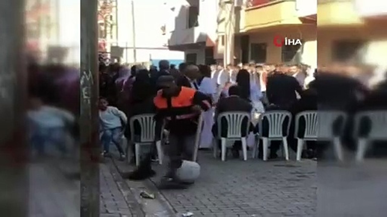 Mersin'de müziğin ritmine kendini kaptıran temizlik işçisi sosyal medyayı salladı