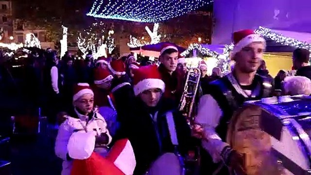 Εγκαίνια στο πρώτο Χριστουγεννιάτικο χωριό στη Λιβαδειά