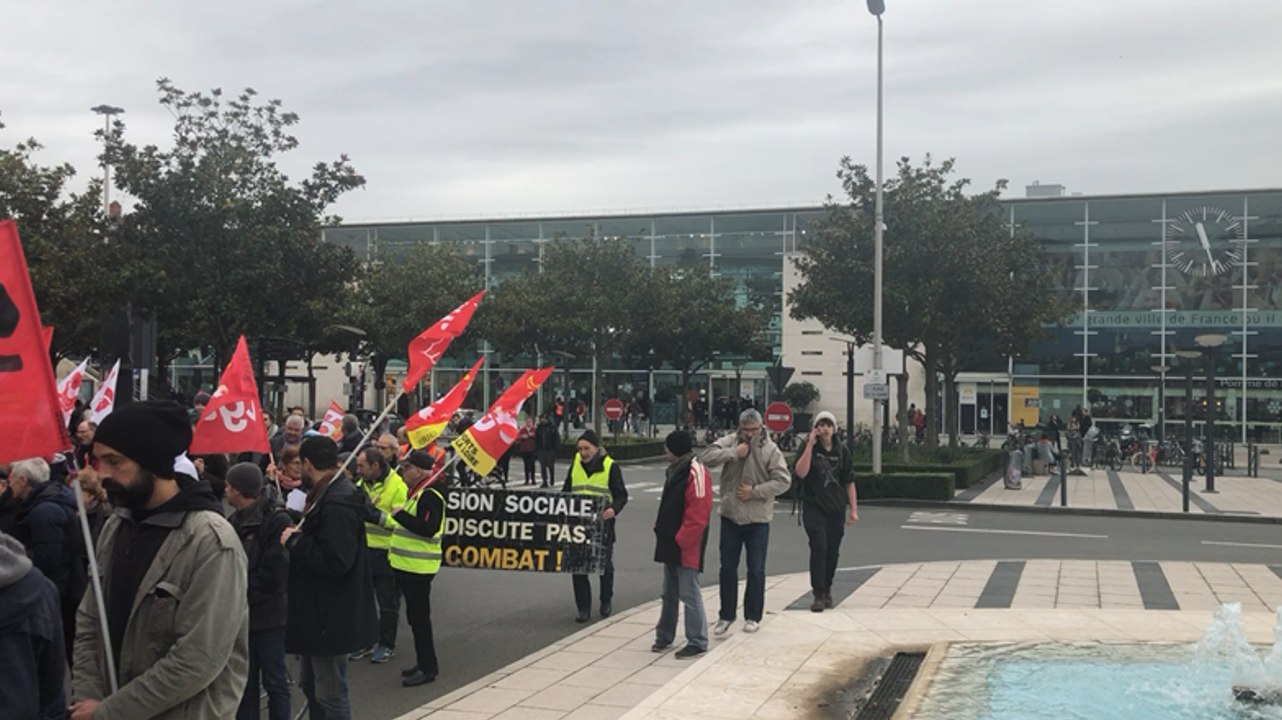 Près de 500 manifestants devant la gare d’Angers pour « maintenir la pression »