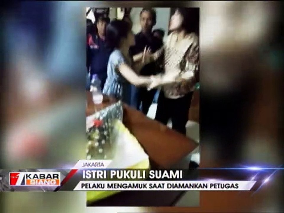Istri yang Pukuli Suami Mengamuk saat Diamankan Petugas