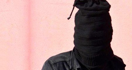 Bereyle yüzünü tamamen kapatan şüpheli, yürümekte zorlandı