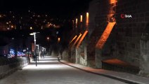 7 Bin Yıllık Geçmişe Sahip Bitlis’in Kalesi ve Tarihi Eserleri Işıklandırıldı