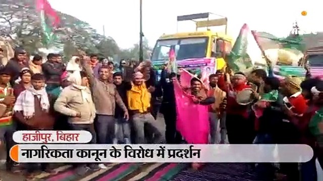 गुलाबी साड़ी पहने बंद समर्थक ने सड़क पर ठुमके लगाए