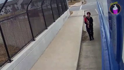 Mengejutkan! Melihat Anak Kecil Sendirian Dipinggir Jalan, Lihat Yang Dilakukan Supir Bus Wanita Ini.