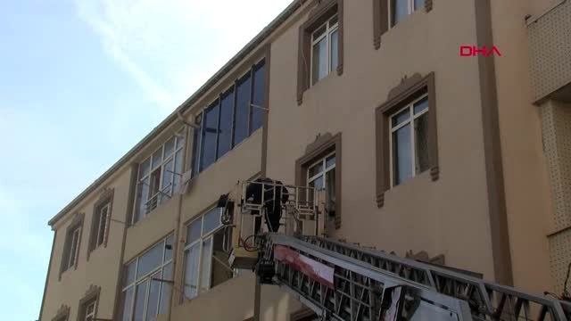 Gaziosmanpaşa'da yangında mahsur kalanlar kurtarıldı