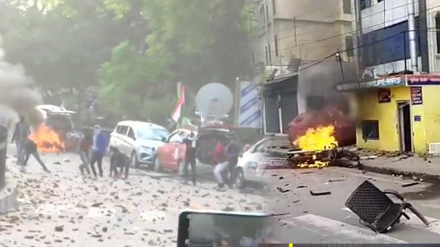 CAA Protest: लखनऊ में उपद्रवियों ने मीडिया की ओबी वैन को किया आग के हवाले, पुलिस ने किया लाठीचार्ज