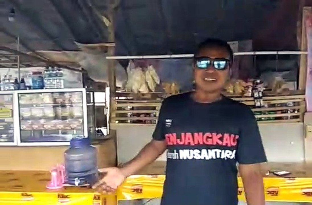 Menikmati kopi di warung kopi tengah hutan baluran