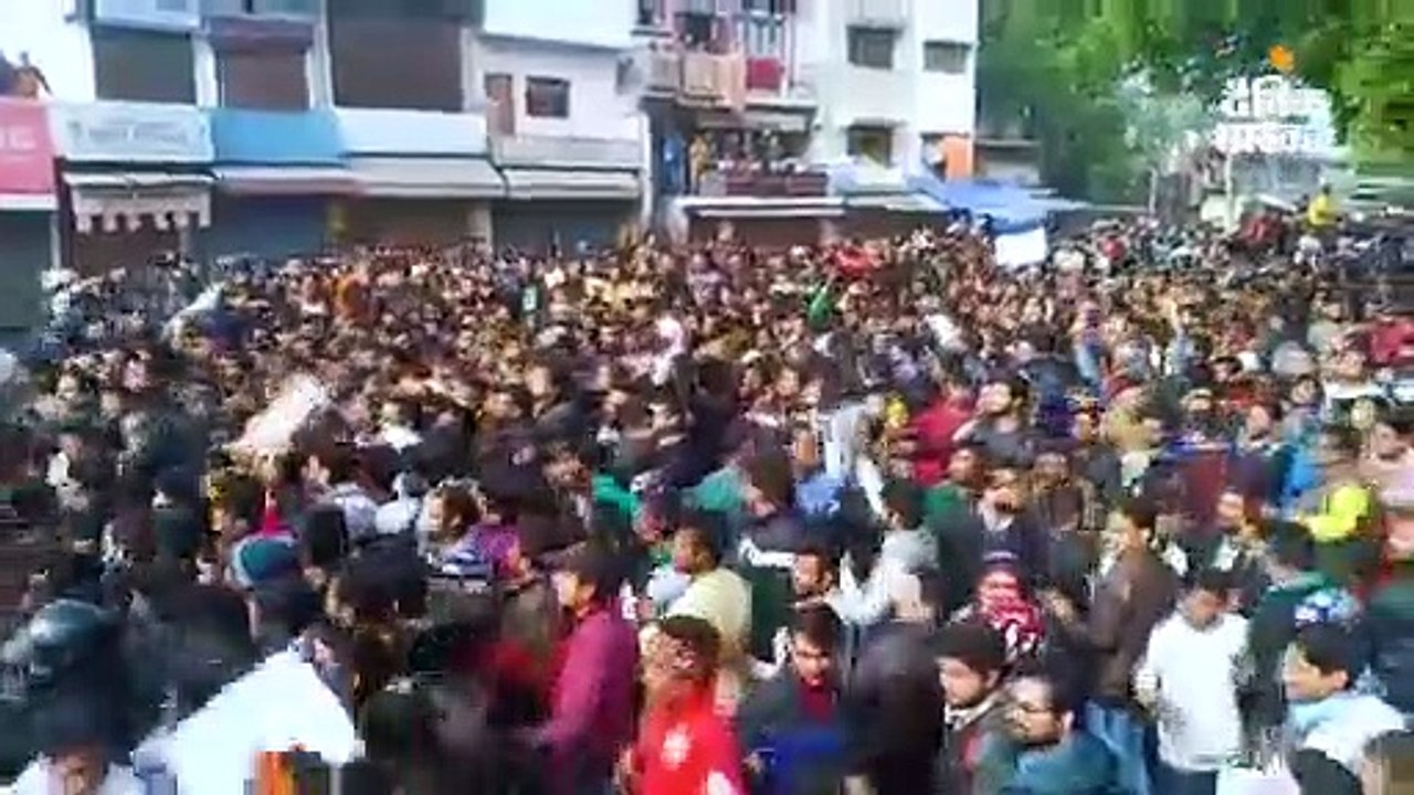 लखनऊ में हिंसा भड़की: उपद्रवी गलियों से निकलकर प...
