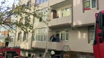 Gaziosmanpaşa'da yangında mahsur kalanlar kurtarıldı_