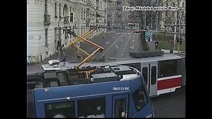 Une voiture se fait prendre en sandwich par deux tramways