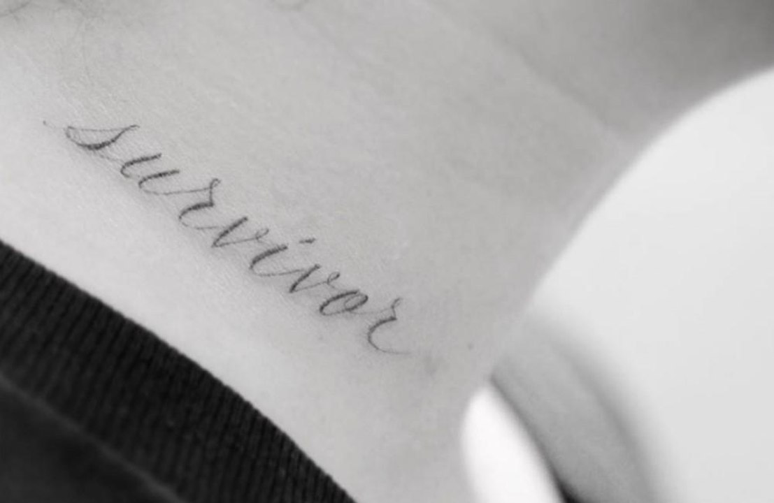 Demi Lovato celebra sobriedade com nova tatuagem
