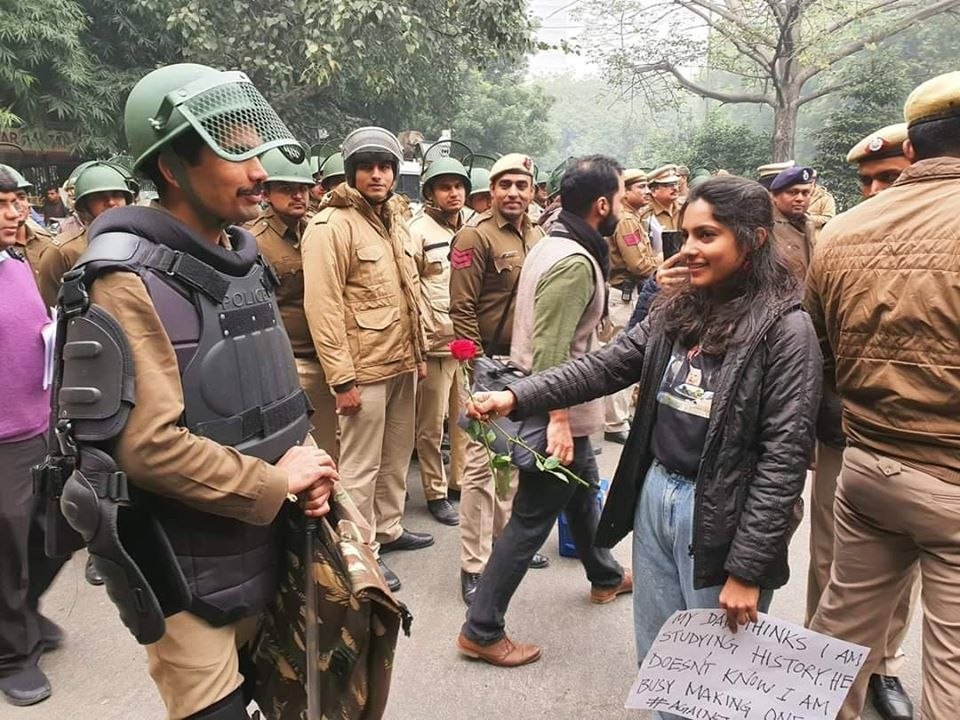 Protestors Hand Out Flowers To Police At Delhi | Oneindia Malayalam