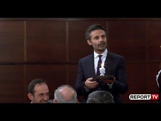 Report TV - Gazetarët surprizojnë KLP në, tortë për 1 vjetorin