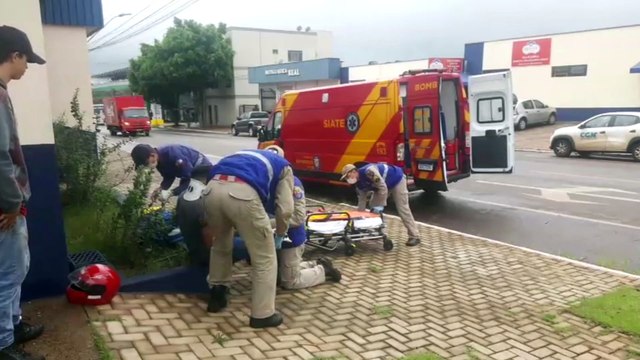 Motociclista tem suspeita de fratura em punho após colisão contra carro no Claudete