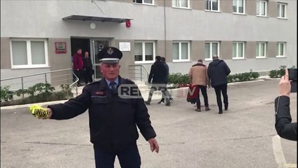 Gardiani i burgut të Fierit vret me armën e shërbimit dy të rinj në poliklinikën e Patosit