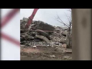 Vijon shembja e ndërtesave të dëmtuara në Laç