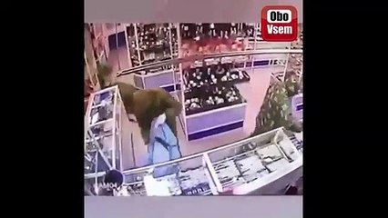 Mira cómo estos ladrones profesionales roban una joyería en un minuto