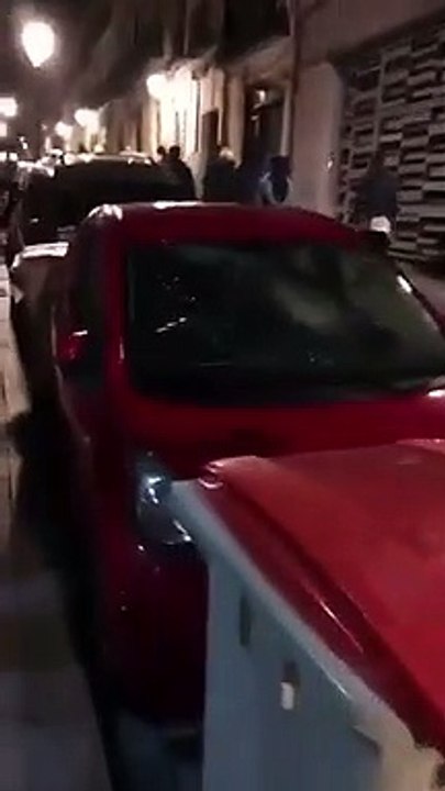 Una banda enloquecida de inmigrantes destroza coches en el centro de Madrid
