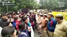 CAA: विरोध प्रदर्शन से दिल्ली की रफ़्तार ठप हुई, मोबाइल-इंटरनेट, मेट्रो घंटो बंद, कई उड़ानें रद्द