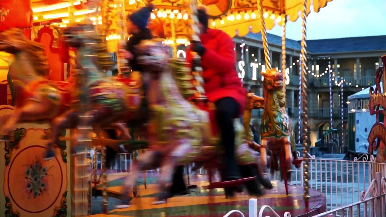 GC - Christmas Presents Wrap at The Piece Hall