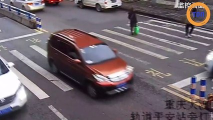 Cet enfant s'énerve contre un automobiliste qui a renversé sa maman