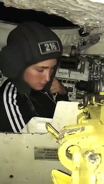 Un tankiste prend sa femme au travail avec lui pour qu'elle arrête de lui demander ce qu'il faisait au travail