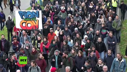 Download Video: Continúan los enfrentamientos entre los  manifestantes y la policía durante las protestas en Francia contra la reforma de las pensiones