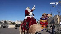 In Jerusalem kommt der Weihnachtsmann mit dem Kamel