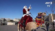 Le Père Noël visite Jérusalem à dos de dromadaire
