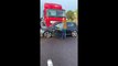 TOP video Crazy Royal Mail truck driver pushes car along the A40 Ellie Goulding helps driver