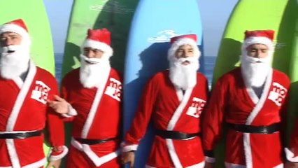 Los Papás Noel surcan las olas