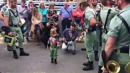 El niño que pone firme a la Legión y de los nervios a Podemos