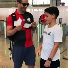 Un papa fait une surprise à son fils à l'aéroport